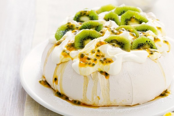 Cách làm bánh Pavlova phủ kiwi thơm ngon, giòn tan tại nhà